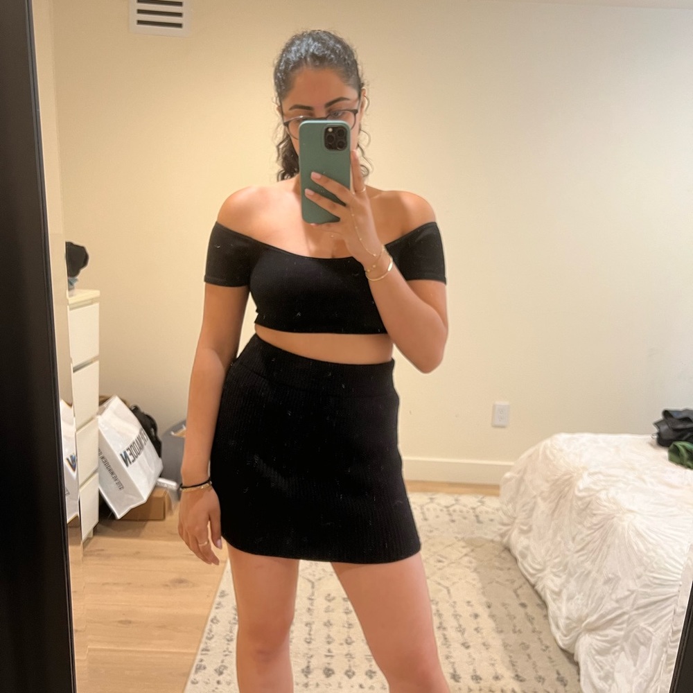 Zara black knit mini skirt 
BRAND NEW WITHOUT TAGS!! 
Size small